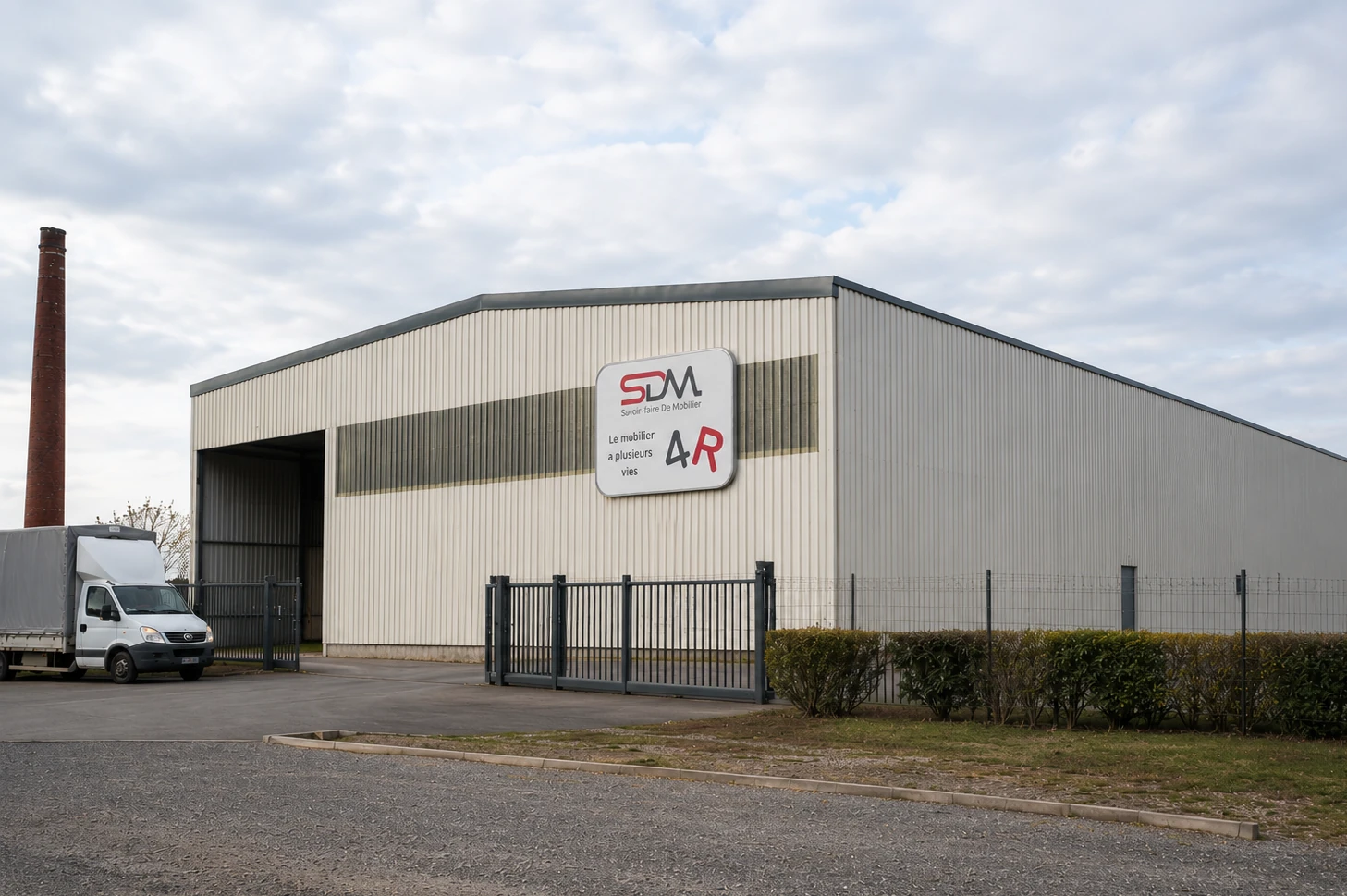 Bâtiment SDM 4R dédié au reconditionnement de mobilier scolaire issu du réemploi