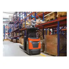 Low-level order picker with 2500 kg load capacity
