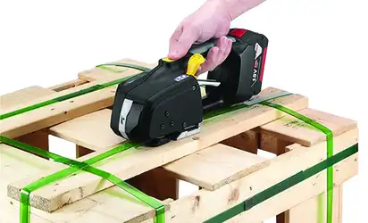 Battery powered strapping tool for plastic strapping